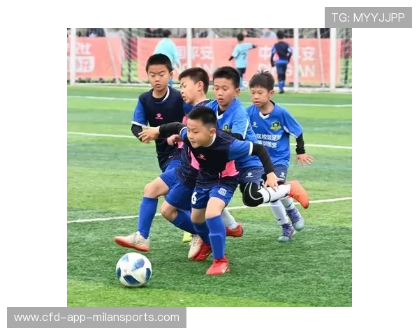 足球联赛在青训扶持中鼓励俱乐部间教练交流与联合训练营，足球青训人才